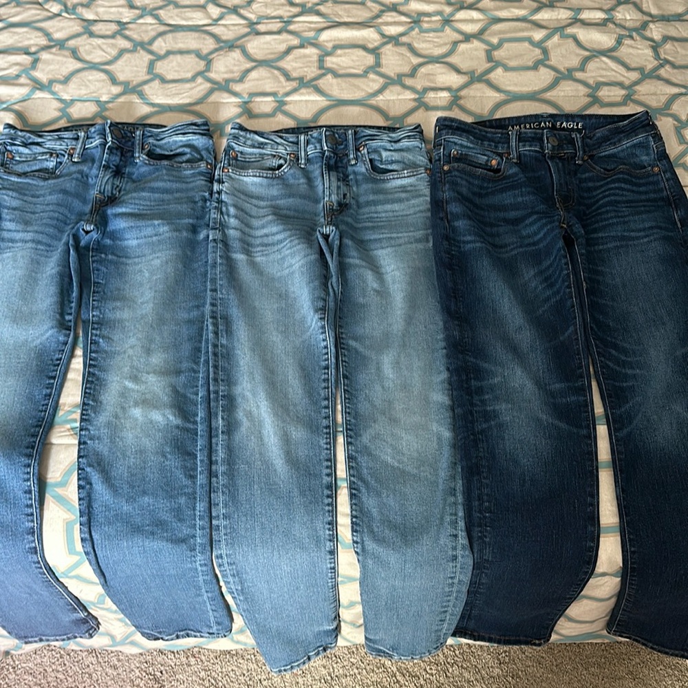 Men’s American Eagle Blue Jeans.  Size 28 x 32.
